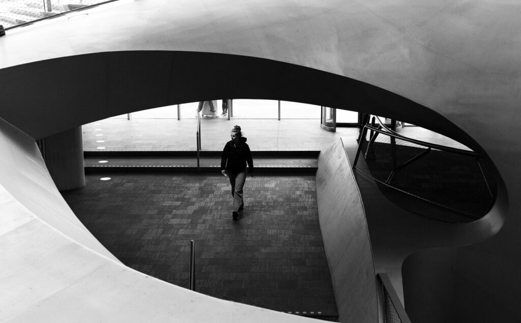 Ein Schwarz-Weiß-Foto von einer Person, die eine Treppe hinuntergeht.