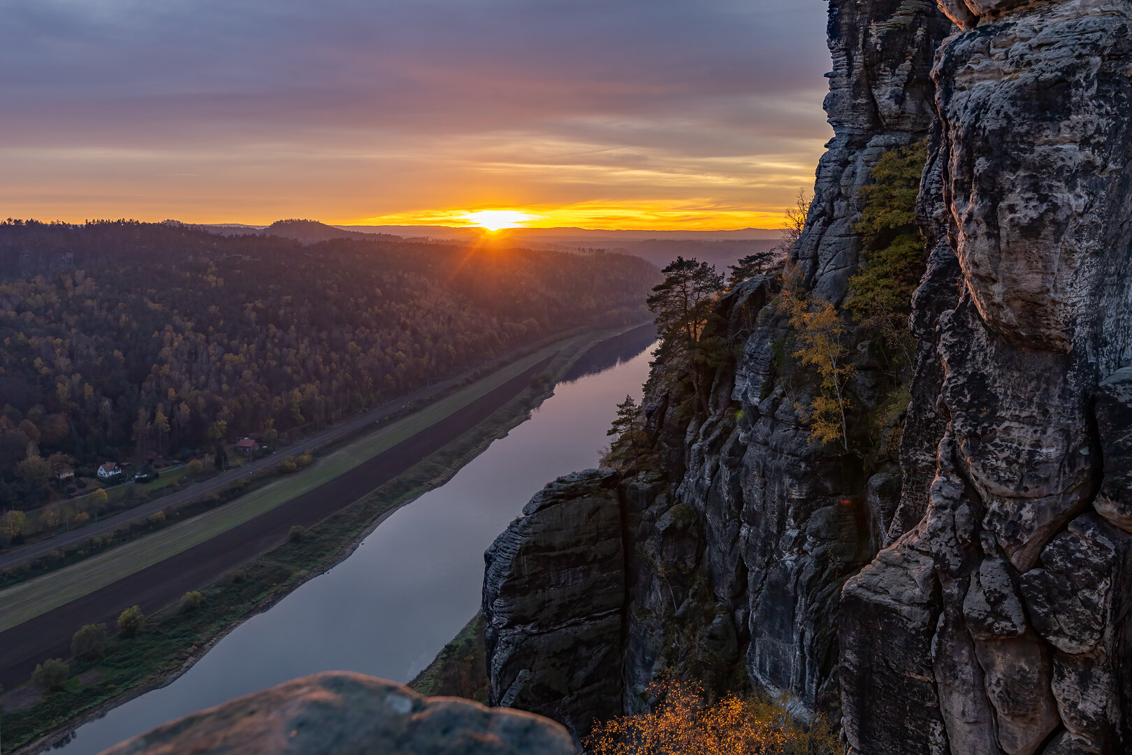 Sonnenuntergang über der Elbe