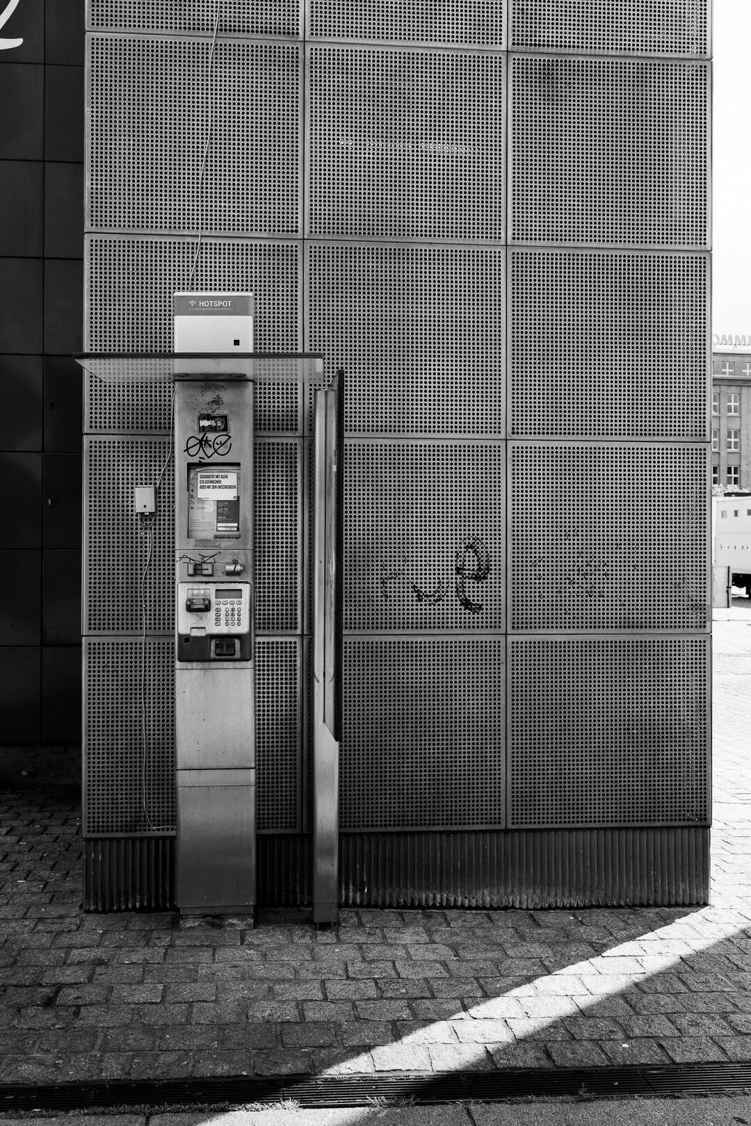 Telefonsteele in Schwarz Weiss